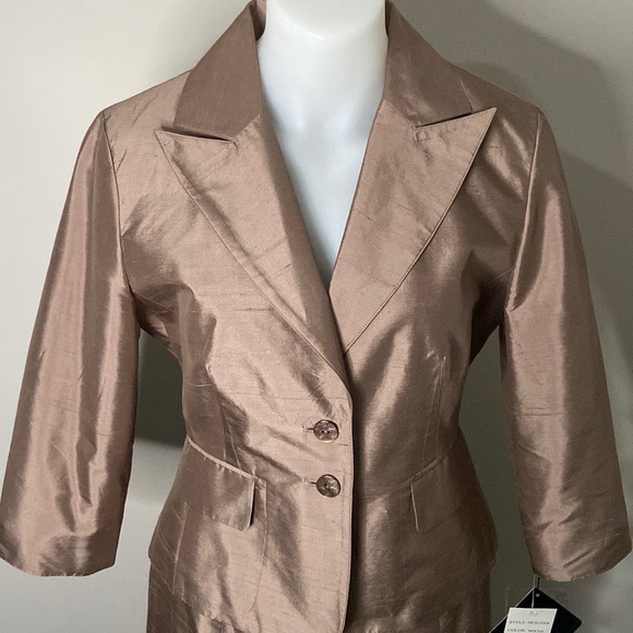 Skirt Suit - Picture 3 of 8